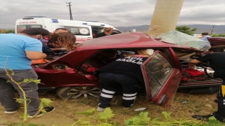 Manisa’da aydınlatma direğine çarpan otomobilin sürücüsü öldü