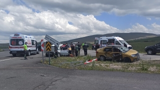 Ardahan’da taksi ile otomobil çarpıştı: 3 yaralı