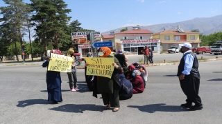 Erzincan’da içme sularının yetersiz olduğunu öne süren bazı mahalle sakinleri yol kapatma eylemi yaptı