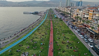 İzmir’de vatandaşlar akşam üstü Kordonboyu’na akın etti