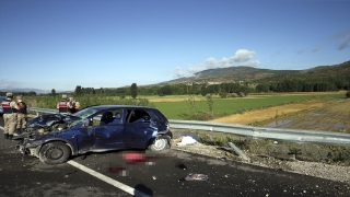 Tokat’ta bariyerlere çarpan otomobildeki hamile kadın ve bir çocuk öldü, 4 kişi yaralandı