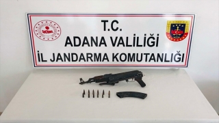 Adana’da jandarmadan kaçarken yola uzun namlulu silah atan sürücü yakalandı 