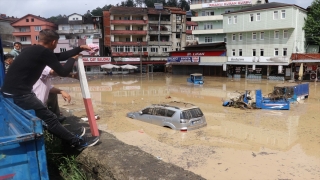 Zonguldak’ta sağanakta derenin taşması sonucu bazı tarım arazileri, ev ve iş yerlerini su bastı