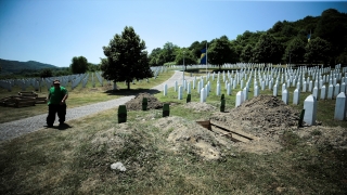 Bu yıl toprağa verilecek Srebrenitsa kurbanlarının mezarları kazılıyor