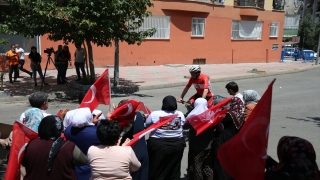 Bisikletle Tekirdağ’dan gelerek Diyarbakır annelerine destek verdi