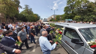 Saraybosnalılar Srebrenitsa kurbanlarını gözyaşları ve dualarla uğurladı