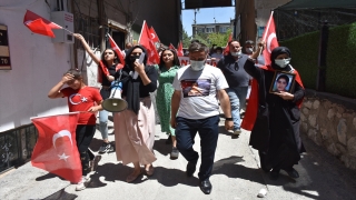 Hakkari’de terör mağduru aileler HDP İl Başkanlığı önünde eylem yaptı