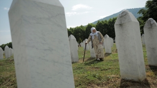 Srebrenitsalı aileler, evlatlarının mezarı başında dua ediyor