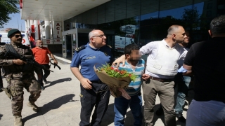 Gaziantep’te hastane önünde başına silah dayayan kişi, ikna edilerek gözaltına alındı