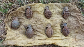 Hakkari’de toprağa gömülü el bombaları ele geçirildi 