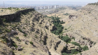 Kayseri’de sürücüsünün manzara izlemek için yol kenarına park ettiği otomobil uçuruma yuvarlandı