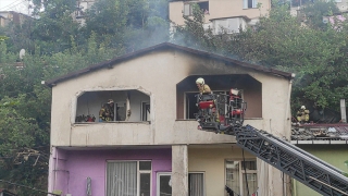 Üsküdar’da 2 katlı binanın çatısında yangın çıktı