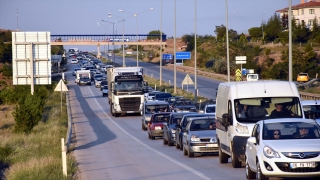 ”Kilit kavşak” Kırıkkale’de bayram tatilinden son gününde yoğunluk devam ediyor