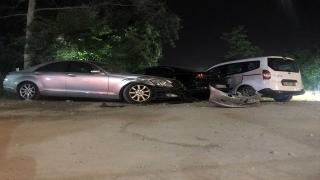 Bursa’da minibüs otoparktaki araçlara ve yayalara çarptı: 1’i ağır 8 yaralı