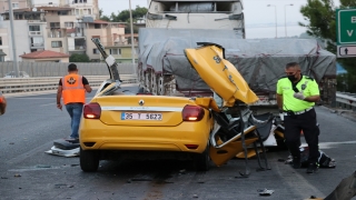 İzmir’de taksinin tıra çarpması sonucu 1 kişi öldü, 2 kişi yaralandı