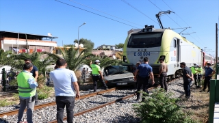 Manisa’da hemzemin geçitte yolcu treninin çarptığı otomobilin sürücüsü hafif yaralandı