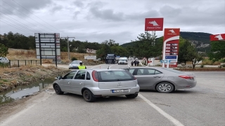 Bolu’da iki otomobilin çarpışma anı güvenlik kamerasına yansıdı