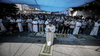 Gazzeliler, Filistinli tutuklulara destek için cuma namazını Uluslararası Kızılhaç Komitesi önünde kıldı