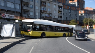 Kağıthane’de İETT otobüsü durağa çarptı