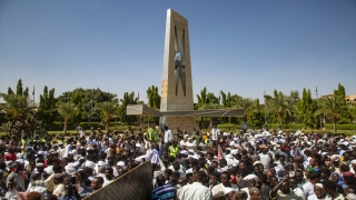 Sudan’da binlerce kişi hükümetin feshi talebiyle Cumhurbaşkanlığı Sarayı önünde toplandı