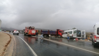 Tokat’ta kamyonet ile minibüsün çarpışması sonucu 2 kişi öldü, 11 kişi yaralandı