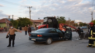 Konya’da otomobil ile iş makinesinin çarpışması sonucu 3 kişi yaralandı