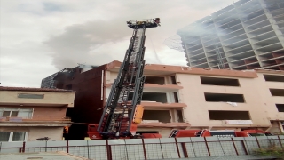 Kadıköy’de 3 katlı metruk binada çıkan yangın söndürüldü