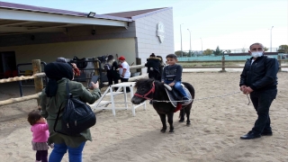 Aksaray’da engelli çalışanlar ile çocuklara ”atla” terapi