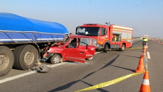 Manisa’da park halindeki tıra çarpan otomobilin sürücüsü öldü