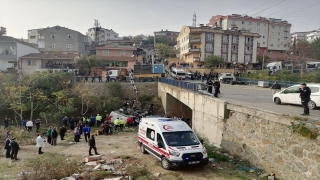 Kocaeli’de öğrenci servisi dere yatağına devrildi