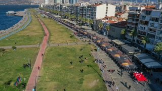 İzmir’de Büyük Önder’i anma etkinliğinde 350 metre uzunluğunda Atatürk posteri taşındı