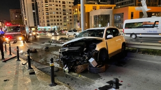 Kadıköy’de bariyerlere çarpan aracın sürücüsü yaralandı