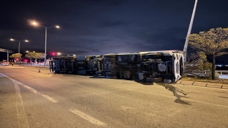 Kayseri’de virajı alamayan tır devrildi