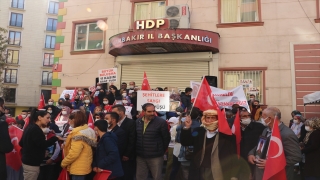 Evlat nöbetinde 800 günü geride bırakan Diyarbakır anneleri PKK’ya tepki yürüyüşü düzenledi