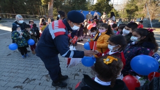 Kars’ta bomba arama köpeği ”Öfke”nin gösterisi minikleri eğlendirdi