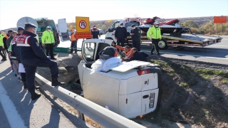 Kütahya’da beton menfeze çarpan kamyonetin sürücüsü öldü, eşi yaralandı