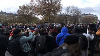 Fransa’da düzensiz göçmenlere yönelik kötü muamele protesto edildi