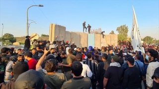 Bağdat’ta seçim sonuçlarını protesto eden göstericiler, Yeşil Bölge’deki bariyerleri yıktı