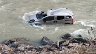 Artvin’de dereye yuvarlanan otomobildeki 2 yaralıyı çevredekiler kurtardı