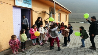 Iğdır’da minik öğrenciler aldıkları hediyeleri dağ köyündeki arkadaşlarıyla paylaştı