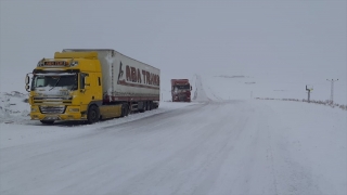 Kars’ı Iğdır ve Ardahan’a bağlayan kara yollarında ulaşıma kar ve buz engeli