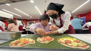 Dezavantajlı çocuklar üniversite mutfağında kurabiye ve pizza pişirdi