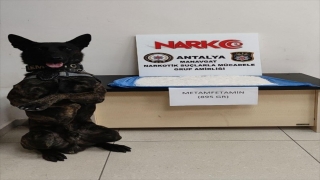 Antalya’da narkotik arama köpeği ”Pars”ın uyuşturucu bulduğu araçtaki 3 kişi tutuklandı