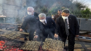 Sinop’ta protokol üyeleri hamsi şenliğinde üniversite öğrencileriyle halay çekti