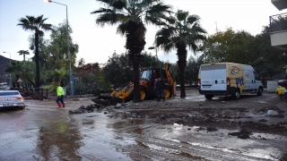 Marmaris’te sağanaktan dolayı dereler taştı, evleri su bastı