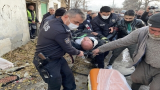 Erzincan’da yangına müdahale eden itfaiye eri çatıdan düşerek yaralandı