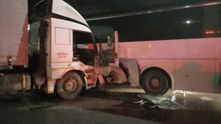 Manisa’da otobüsle çarpışan tırın şoförü sıkıştığı yerden yaralı kurtarıldı