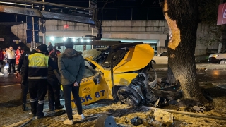 Florya’da ağaca çarpan taksinin şoförü öldü