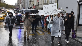 Beyoğlu’nda bir grup, Kovid19 kapsamındaki seyahat kısıtlamalarını protesto etti