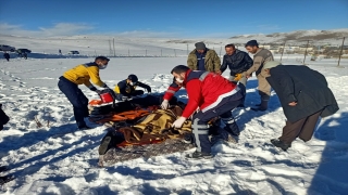 Erzurum’da şarampole devrilen otomobildeki 6 kişiden biri öldü, 5’i yaralandı